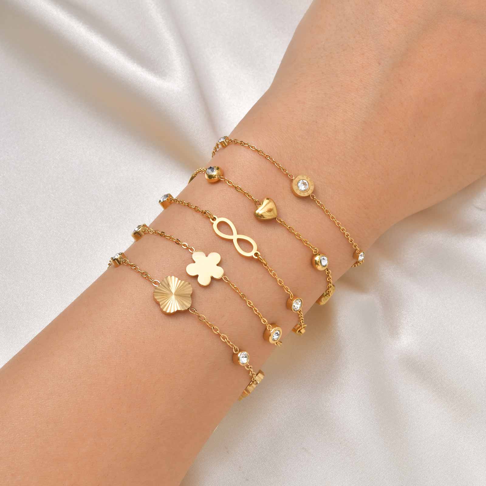 Street Fashion Logo - Delicate Cubic Zirconia Heart Flower Chain
