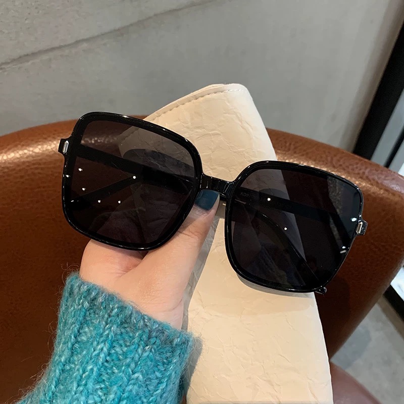 Fashionable oversized glasses  - Street Fashion Pose 评论和价格