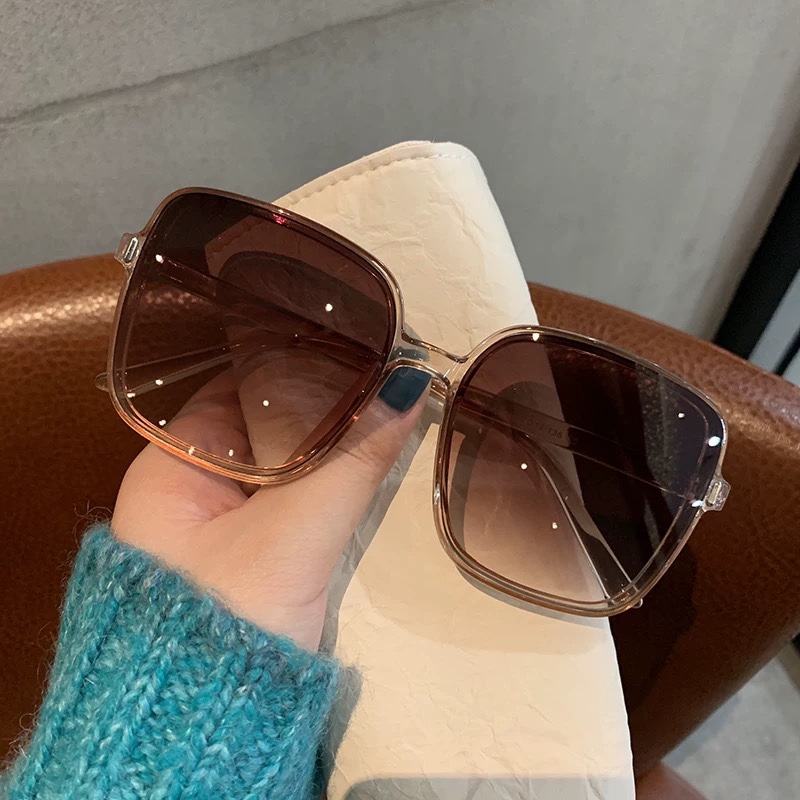Fashionable oversized glasses  - Street Fashion Pose 评论和价格
