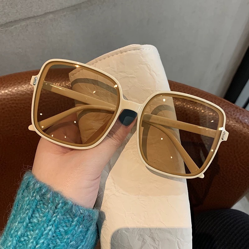 Fashionable oversized glasses  - Street Fashion Pose 评论和价格