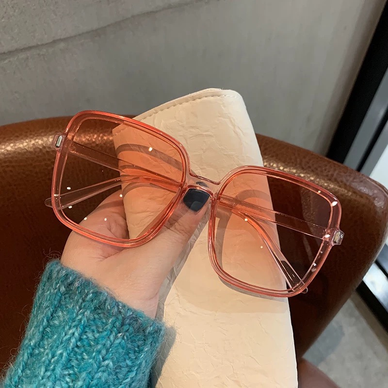 Fashionable oversized glasses  - Street Fashion Pose 评论和价格